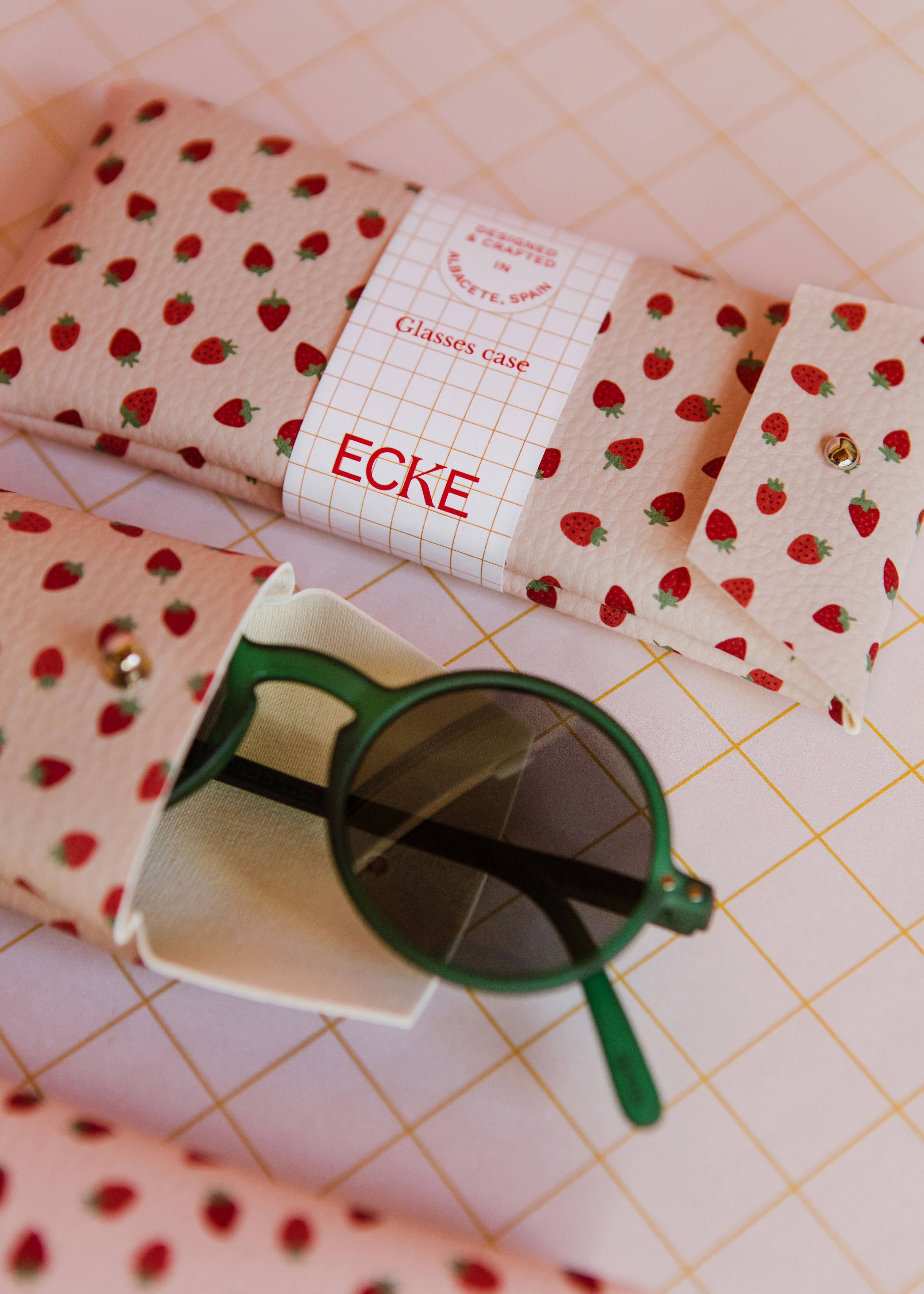 ECKE - Pinkes Brillenetui mit Erdbeer-Design