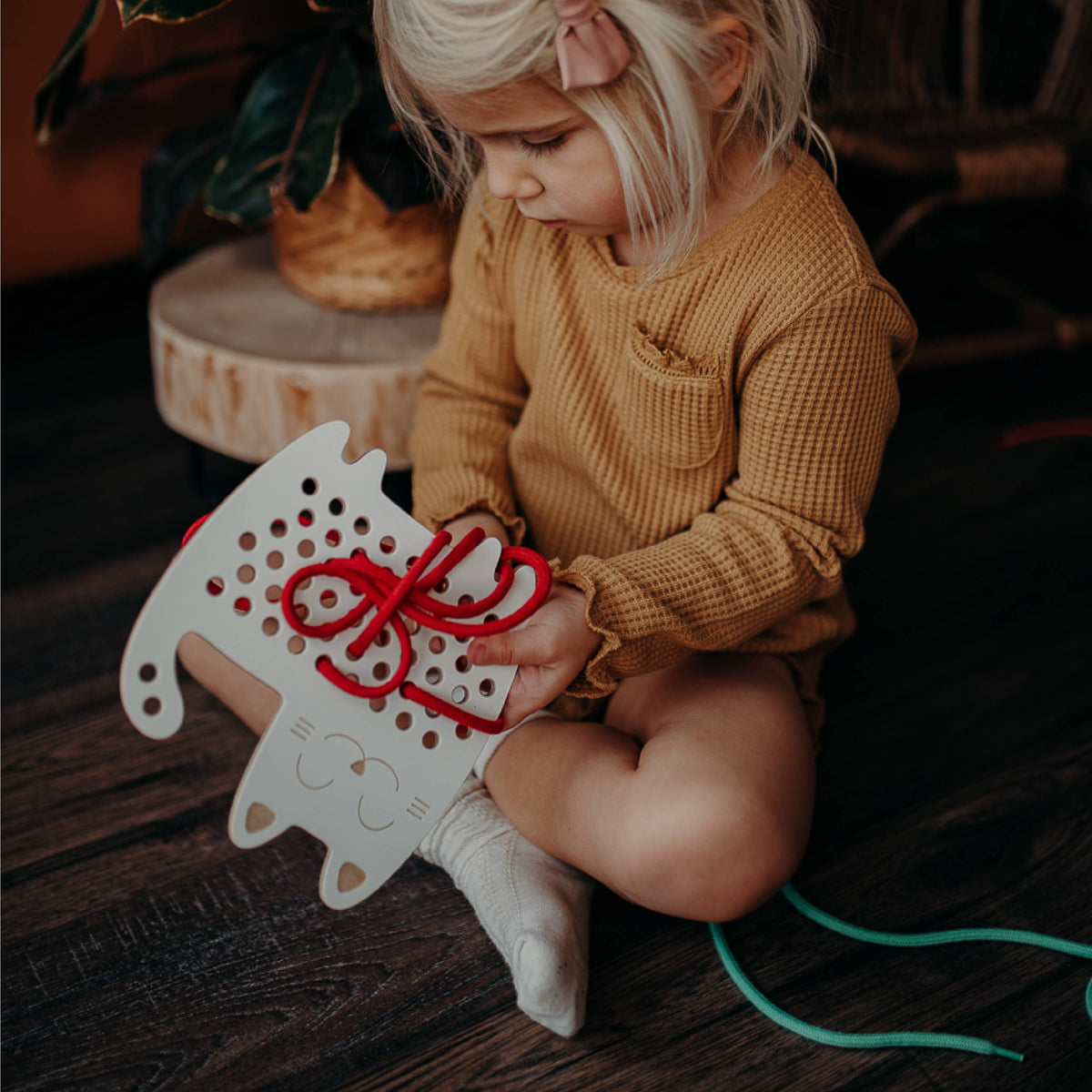 Sophia die Katze, Holz-Spiel zum Schnüren, Montessori