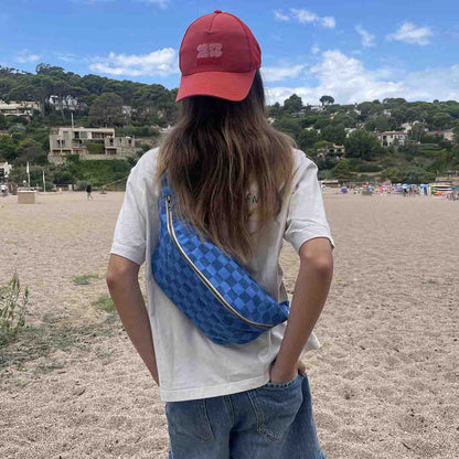 GRIECHISCH-BLAU/MARINEBLAUE KARIERTE GÜRTELTASCHE