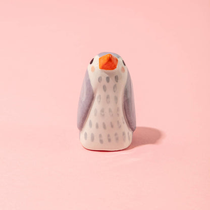Ana Seixas - Baby-Pinguin Lila / Keramikstück