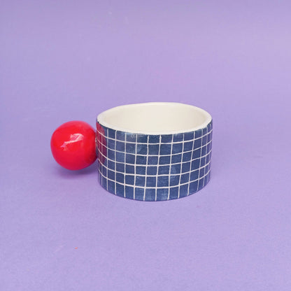 Tasse - BLAUES GITTER / GRIFF FÜR ROTEN BALL