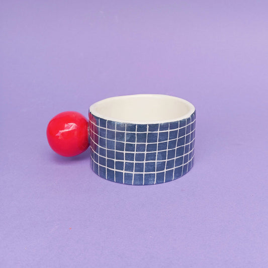 Tasse - BLAUES GITTER / GRIFF FÜR ROTEN BALL