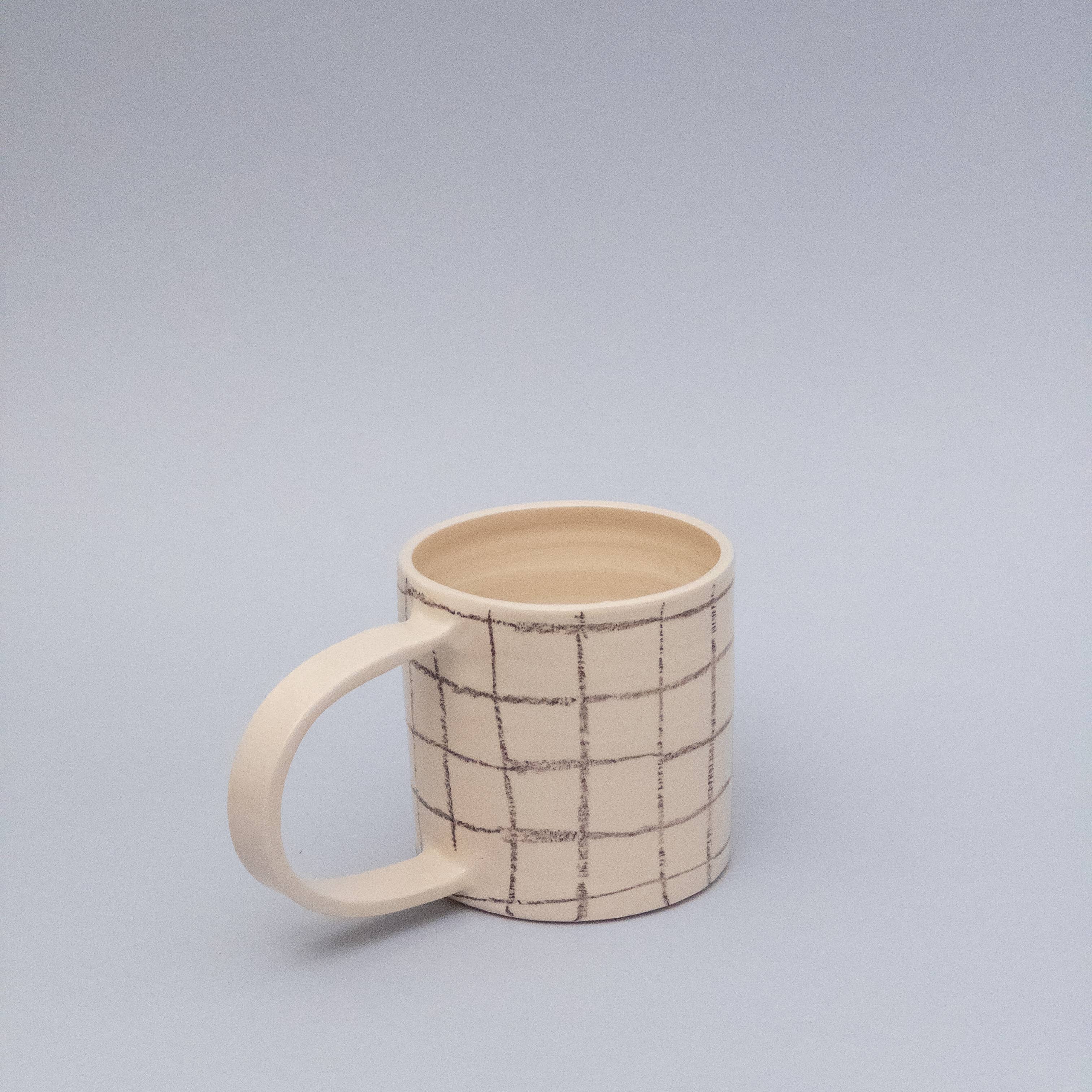 Kleine grau karierte Tasse