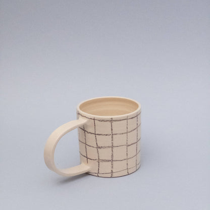 Kleine grau karierte Tasse