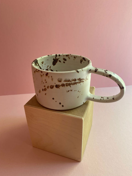 Handmade By Marle – Tasse weiß/braun gesprenkelt