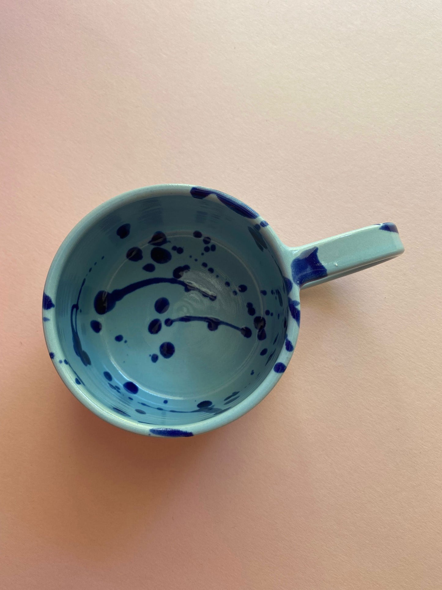 kleine bande – Tasse hellblau/blau gesprenkelt