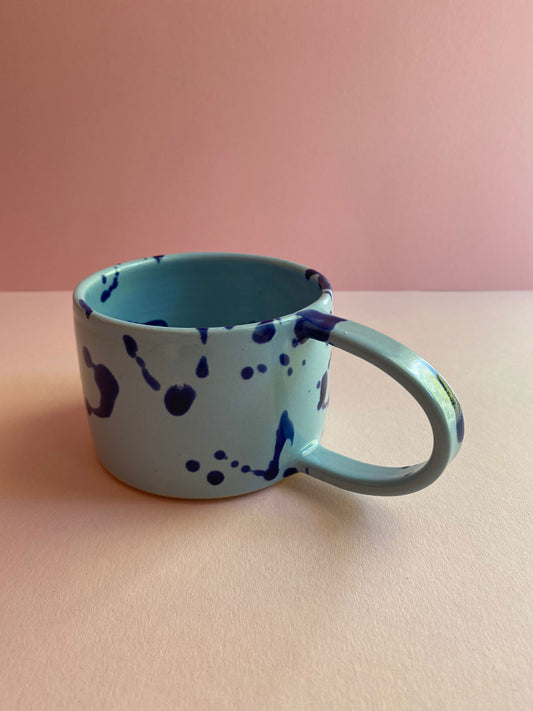 kleine bande – Tasse hellblau/blau gesprenkelt