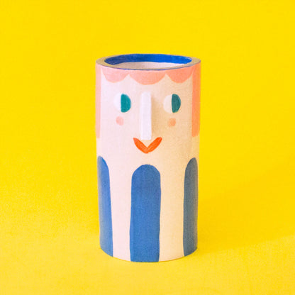 Ana Seixas – Mädchen mit tiefblauen Streifen//Keramikvase