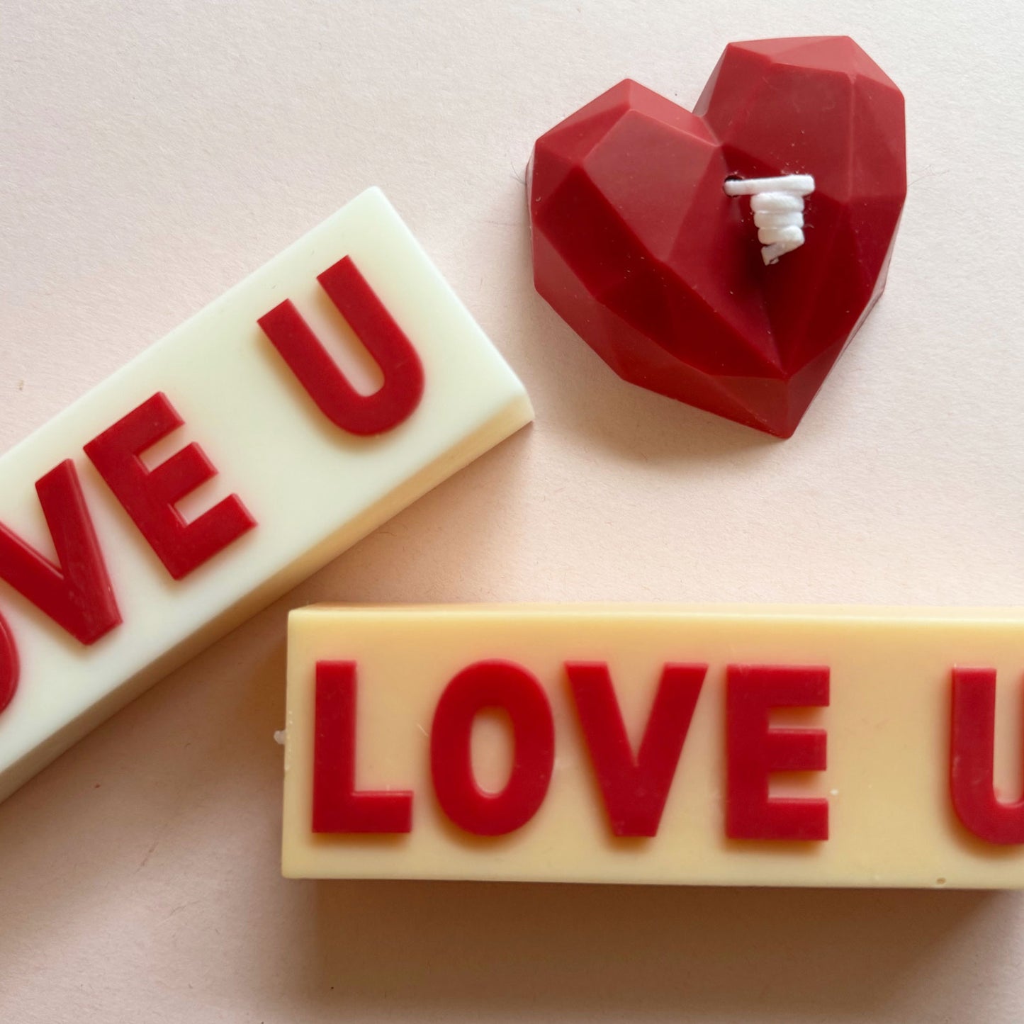 "LOVE U"  Kerze: Weiß & rot