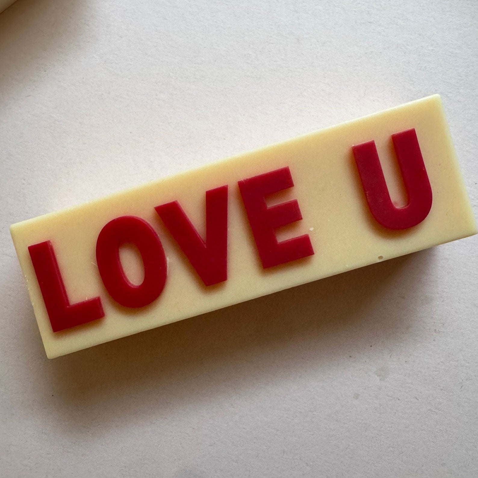 LOVE U Kerze: Cremefarben/Rot