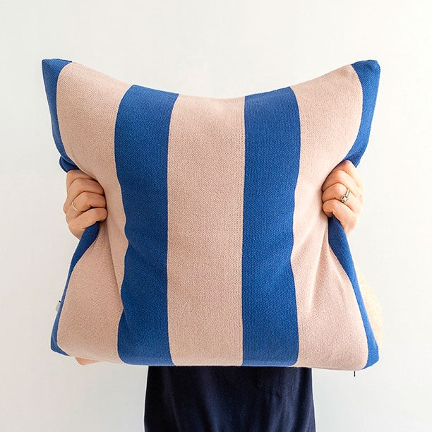 Sophie Home - Strickkissen/Kissenbezug aus Baumwolle, gestreift blau