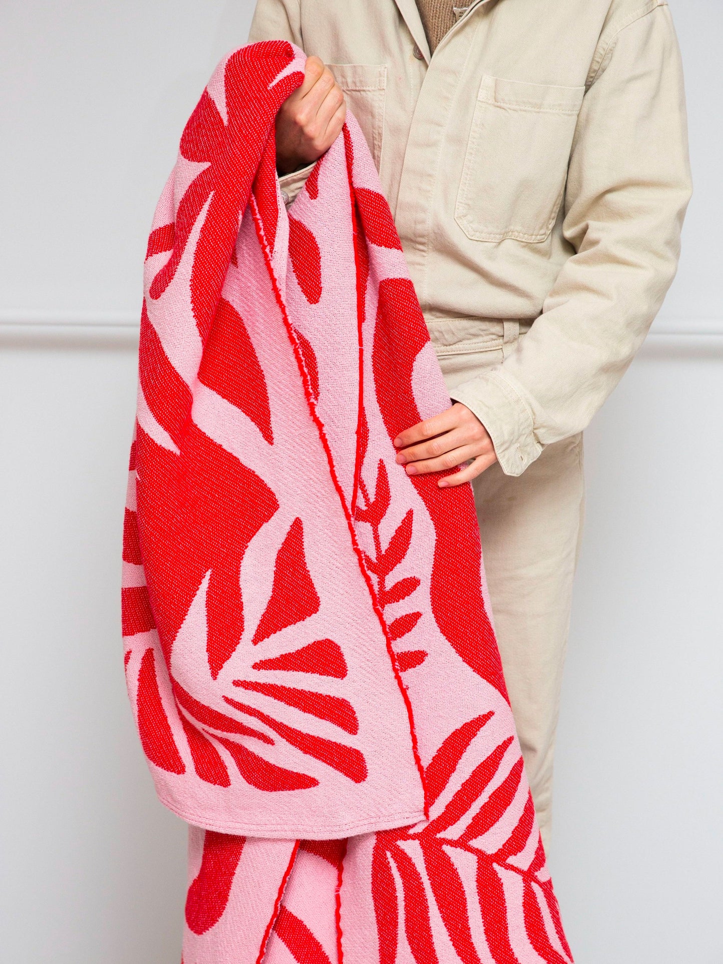 Tropical Scandinavian - Totem animal garden / cotton blanket / pink & red